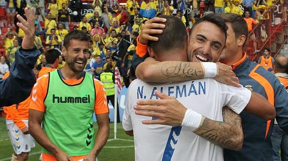 Los jugadores de Las Palmas celebran el pase en El Molinón.