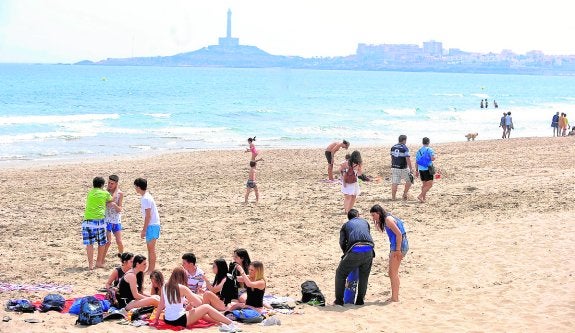 Aspecto de una playa de La Manga en la última Semana Santa. :: josé maría rodríguez / AGM