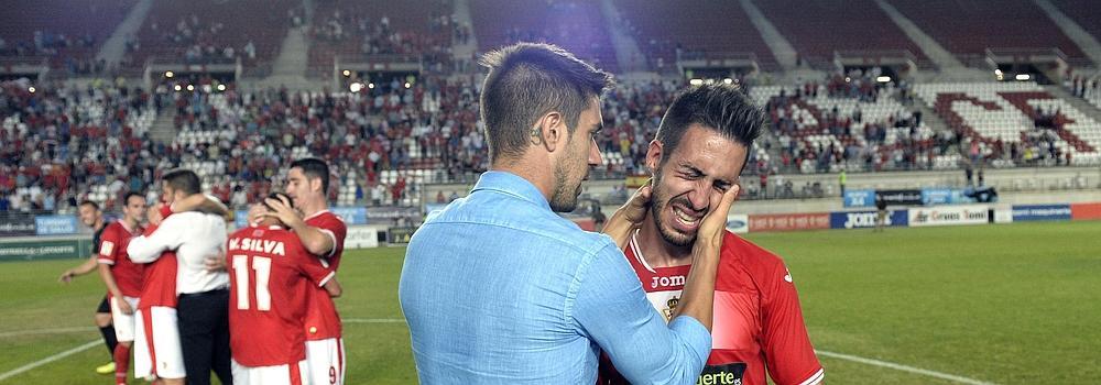 Alcalá consuela a Toribio tras la derrota.