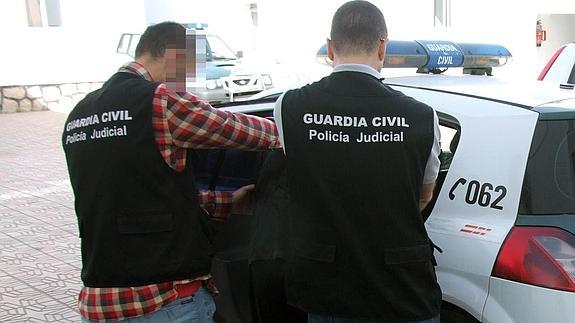 Dos agentes trasladan al arrestado