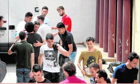 Los jugadores de la primera plantilla del Real Murcia, recogiendo ayer sus pertenencias en las instalaciones de Cobatillas. 