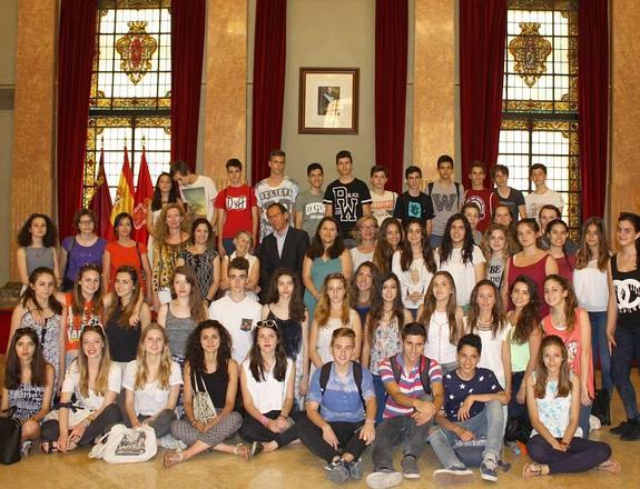 Alumnos de Capuchinos y del colegio Bossuet Notre-Dame de París, en el salón de plenos.