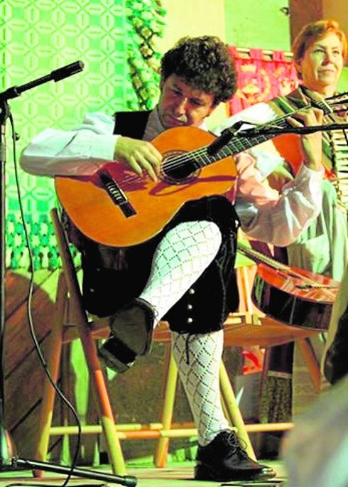 Antonio Martínez toca la guitarra con el grupo palmesano.