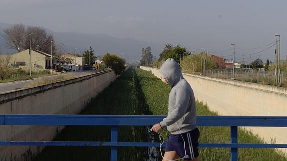 Un ciudadano pasea tapado para evitar las picaduras