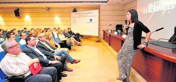 Edurne Pasabán, ayer, durante la conferencia que ofreció en el salón de actos de Croem.