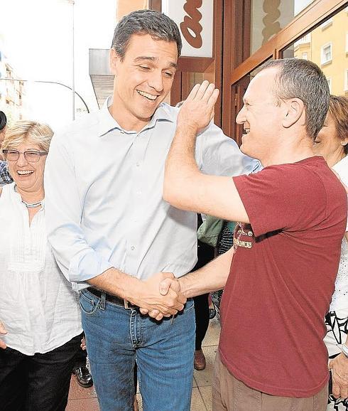 Pedro Sánchez saluda a una persona a las puertas de la sede del PSRM-PSOE, el pasado viernes. 
