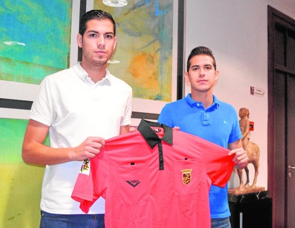 Salvador Lax y su hermano José con una de sus equipaciones de árbitro. :: la verdad