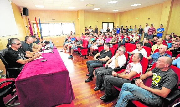 Miembros del Consorcio de Extinción de Incendios y Salvamento, ayer, durante la asamblea de la Junta de Personal.