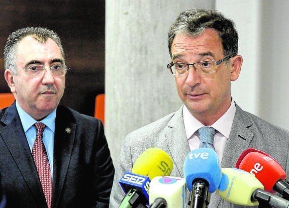 El delegado del Gobierno, Joaquín Bascuñana (derecha), junto al consejero de Fomento, Manuel Campos. 