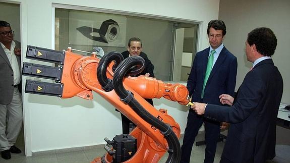 El consejero atiende a las explicaciones sobre una máquina en el Centro Tecnológico del Metal. 