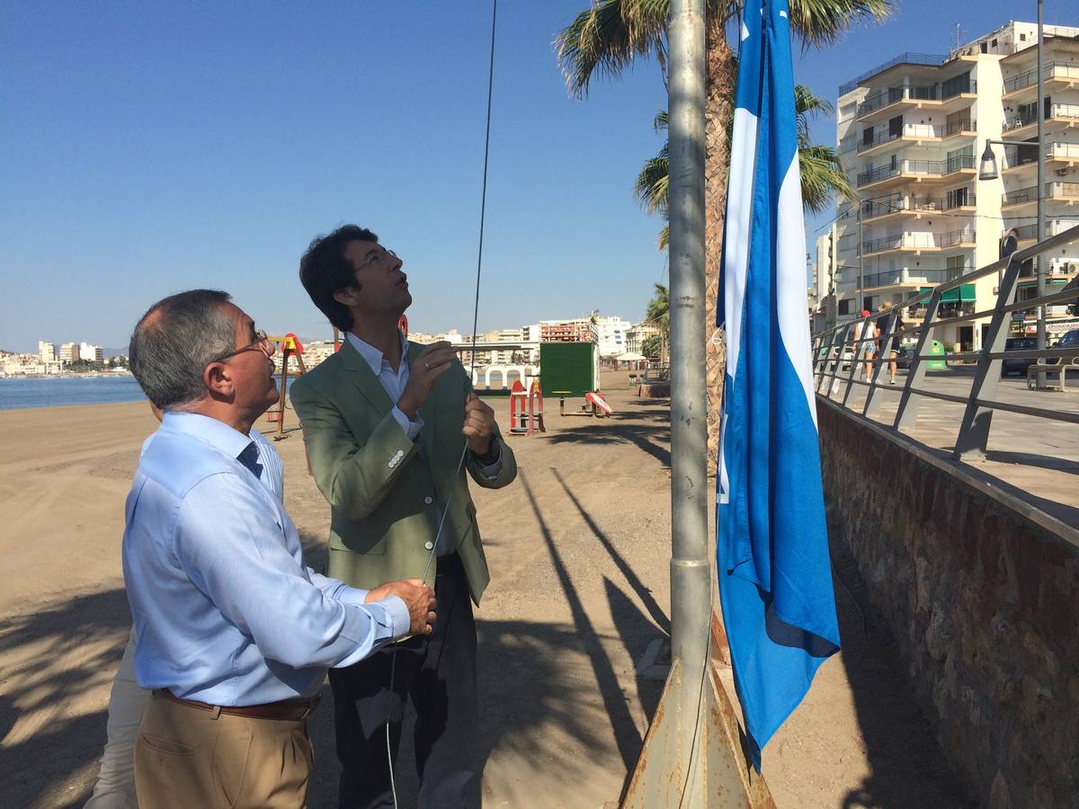 El consejero Ruiz y el alcalde izan la primera bandera de la temporada. 
