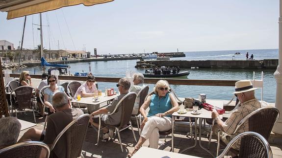 Turistas extranjeros en la terraza del puerto de Cabo de Palos. 