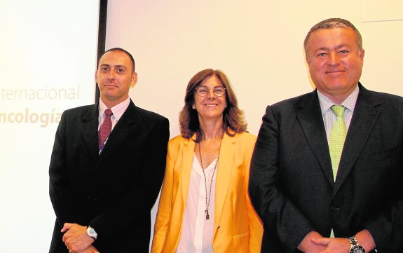Juan Alfonso García, Marta López-Briones y Francisco Bernabé, en la presentación. 