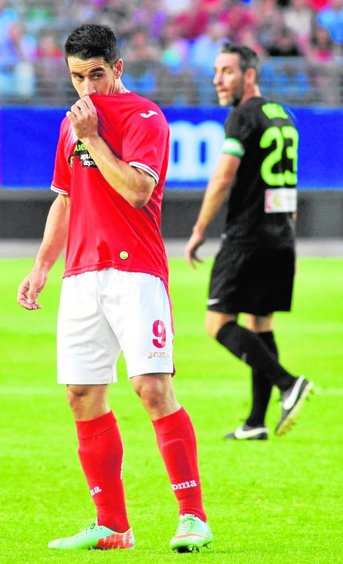 Saúl besa el escudo de la camiseta del Murcia, el pasado 15 de junio, en el partido contra el Córdoba.