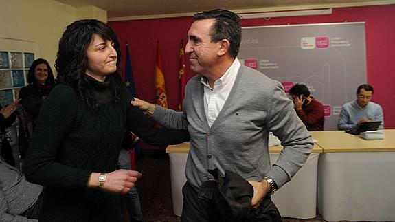 Rafa Sánchez felicita a Encarna Hernández tras su elección, finalmente anulada.