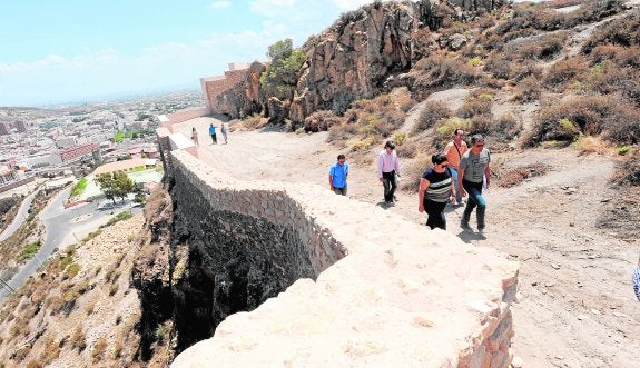 En la muralla se pueden contemplar los tramos más antiguos, los que se han reconstruido con piedra y otros con hormigón ciclópeo. 