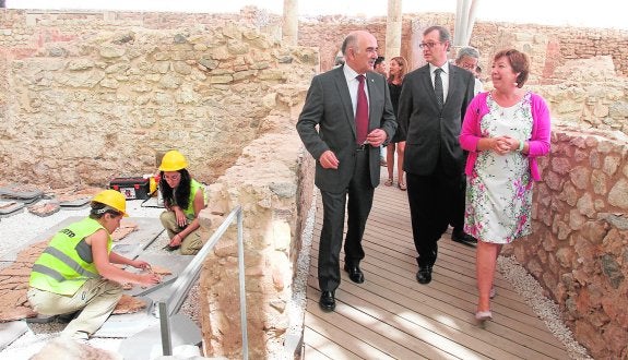 Alberto Garre recorrió ayer el Foro Romano de Cartagena junto a la alcaldesa. Entre ambos, el codirector de las excavaciones, José Miguel Noguera. 