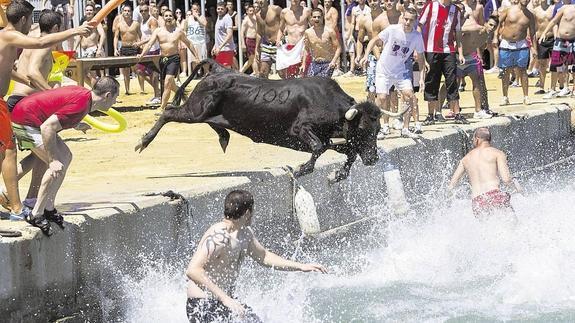 Un herido grave en los festejos de bous a la mar de Dénia