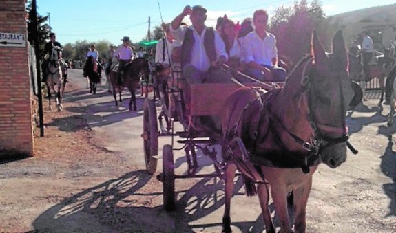 Carruajes en la romería hacia Bullas. 