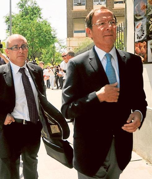 Cámara, en primer plano. Detrás, el letrado Caballero Salinas. 