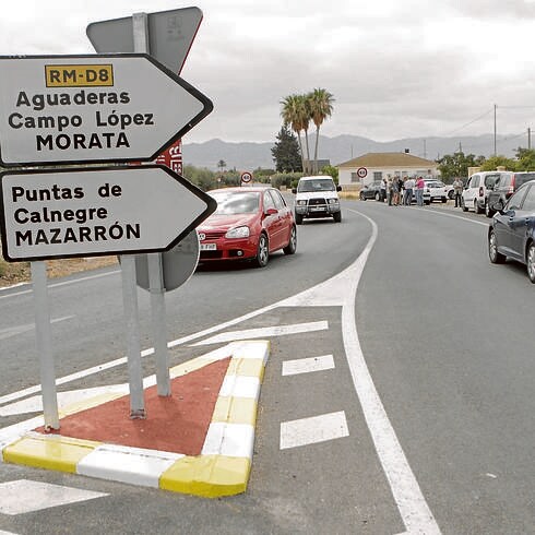 La renovada carretera de Aguaderas inaugurada ayer por el consejero Campos.