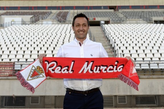 José Manuel Aira, ayer, con una bufanda del Real Murcia en la Nueva Condomina. 