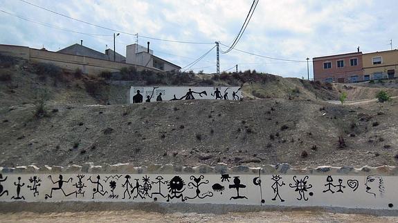 El mural pintado por Javier García Herrero en el entorno de una casa-cueva de Lorquí.