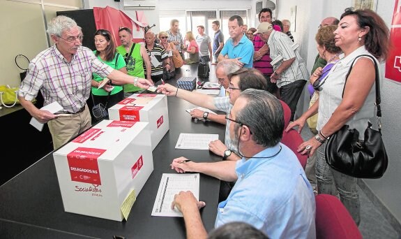 Cola de militantes para votar en la agrupación Cartagena Poniente.