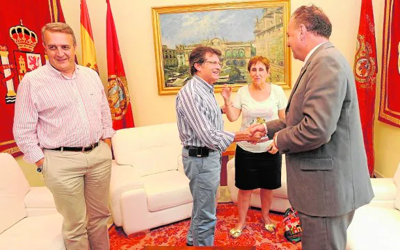 Francisco Jódar saluda a Andrés Espinosa Carrasco en presencia de José Antonio Ruiz y Joaquina Gil Arcas.