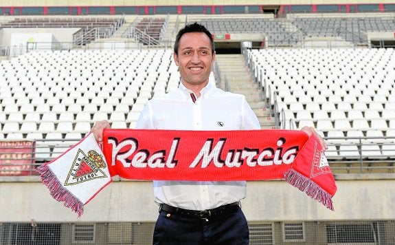 José Manuel Aira, el día de su presentación. :: nacho garcía / agm
