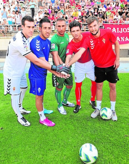 El portero Fernando, Toribio, los nuevos José Martínez y Rubén Sánchez, y Carrillo, ayer, en la Nueva Condomina. :