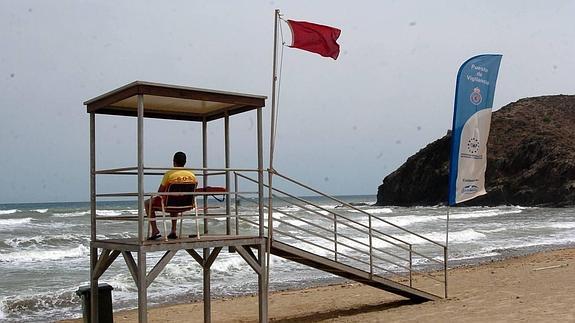 Imagen de archivo. Bandera roja en Calnegre. 