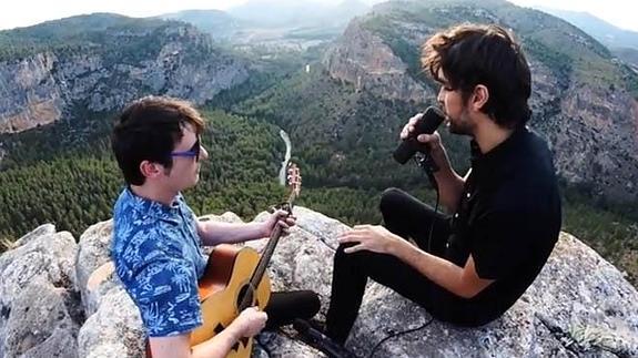 Fran Guirao y Sean Frutos, en el videoclip de 'La distancia no es velocidad por tiempo'.