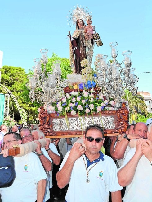 Fieles portan a la Virgen a hombros en San Pedro del Pinatar. 
