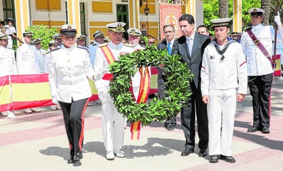 Zumalacárregui y Antonio Sevilla, presidente del Puerto, en la ofrenda a los caídos. 