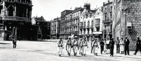 Pelotón de marinería, de vigilancia por la Plaza del Ayuntamiento.
