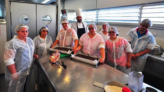 Curso de repostería que, durante la primera quincena de julio, se impartió a alumnos de Formación Profesional con Síndrome de Down.