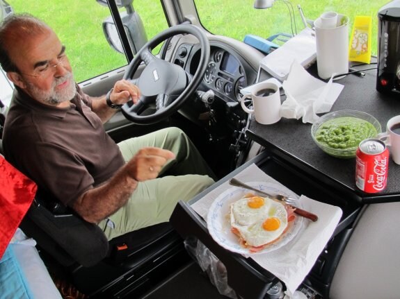 Iñaki prepara todos los días la comida en el camión. En la imagen, muestra un buen par de huevos fritos de los que se dispone a dar cuenta en la cabina del tráiler. :: j. r. p.
