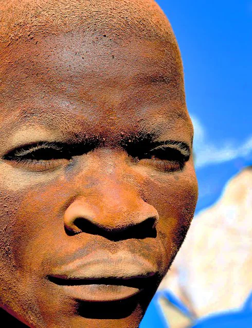 Un trabajador con la cara cubierta de polvo, en una mina de oro de Uganda.

