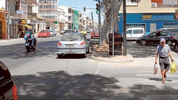 En la Plaza del Tulipán, donde la avenida a reformar tiene uno de sus extremos, una glorieta sustituirá a todos los semáforos. 