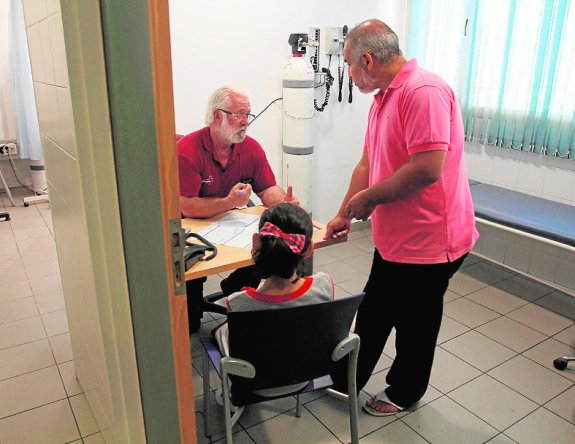 Un médico del SUAP atiende a una niña en el Rosell. 