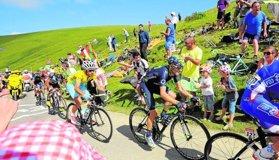 Valverde, en las rampas del Col de Bales, seguido por Nibali. :: efe
