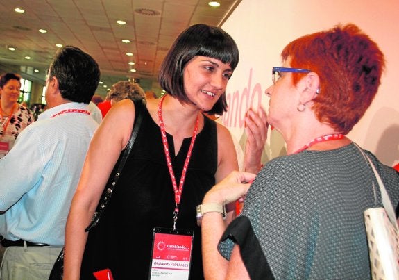 González Veracruz -izquierda- y Begoña García Retegui charlan ayer en el congreso del PSOE. 