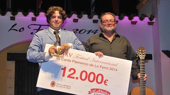 Alvaro Rodríguez y Fernando Rodríguez posan con el premio.