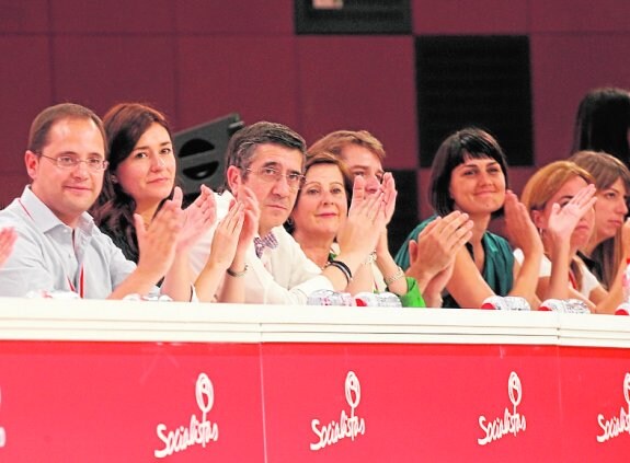 María González Veracruz -segunda por la derecha- sentada con los miembros de la nueva ejecutiva federal, ayer, tras su elección. 