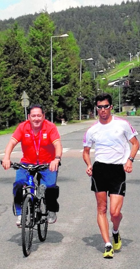 Miguel Ángel López, en Font Romeu, con Carrillo, su entrenador. :: lv
