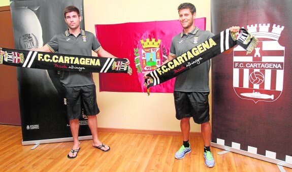 Abenza y Carlos Martínez posan tras su presentación oficial como jugadores del Efesé.