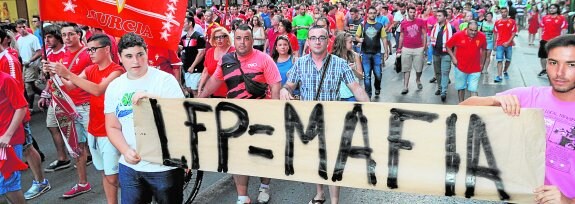 Aficionados del Real Murcia protestan, ayer, en la Gran Vía.