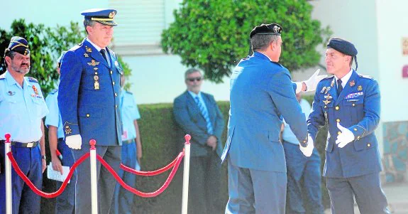 El teniente coronel González (d) se saluda con su antecesor en el cargo, el también coronel Fernández-Shaw, ante el teniente general Ferrer y el jefe de la base de Alcantarilla, el coronel Sánchez Flores, tras producirse el relevo en el mando.
