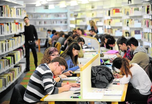 Un grupo de alumnos estudia en la biblioteca Antonio de Nebrija del Campus de La Merced, en una foto de archivo. :: guillermo carrión / AGM
